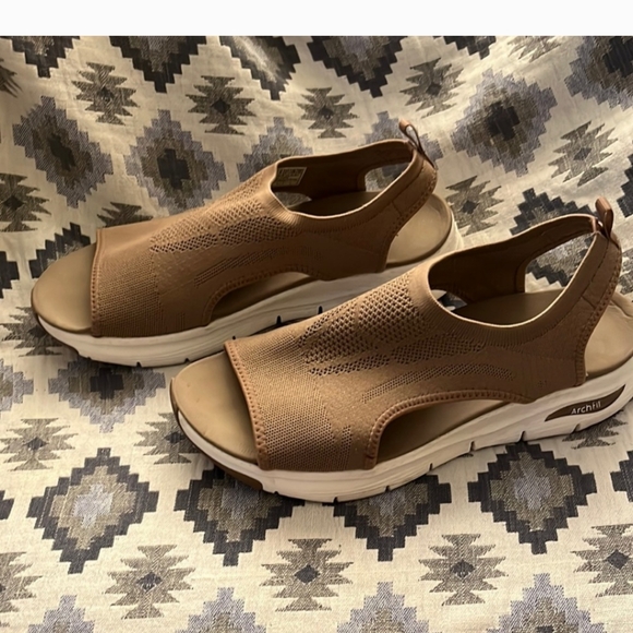Skechers Shoes - Women's Skechers Arch Fit Sandals EUC